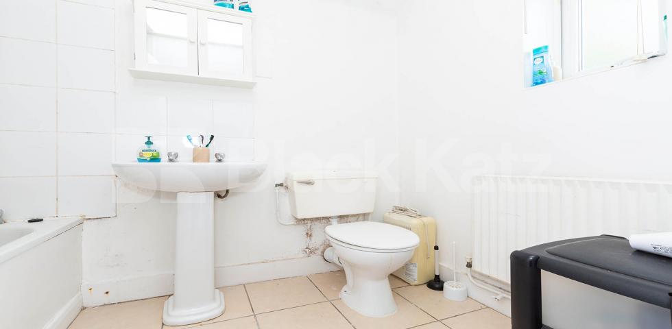 			NEW INSTRUCTION!, 2 Bedroom, 1 bath, 1 reception Flat			 Alexandra Road, TURNPIKE LANE 